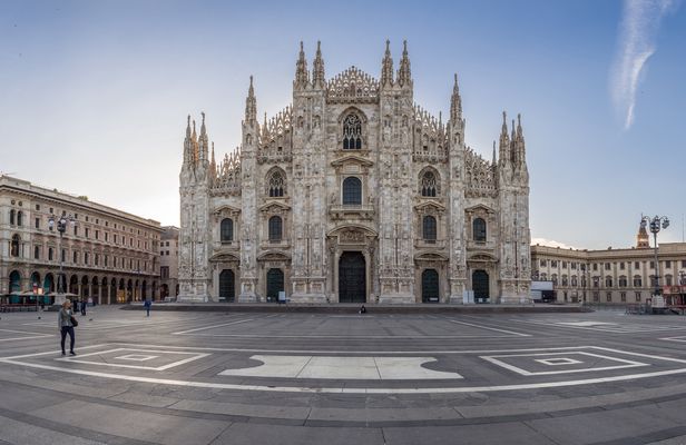 Self guided tour with interactive city game of Milan