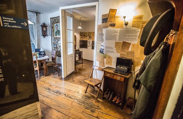 Krakow Jewish Quarter by golf cart with Schindler's Factory Museum guided tour