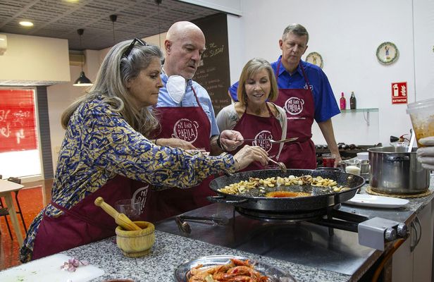 Seafood paella cooking class and Ruzafa market visit