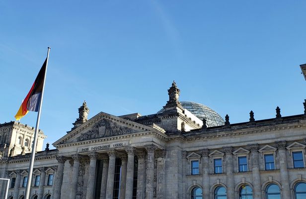 City game with guide in Berlin's government district