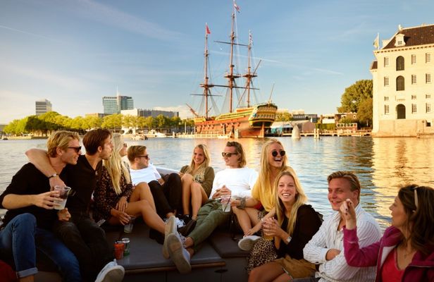 Amsterdam 90-minute canal cruise with traditional snacks and drinks