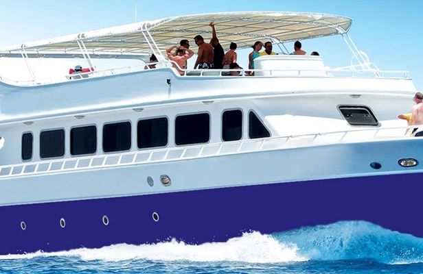 Private boat trip in Sharm El Sheikh with seafood lunch and drinks