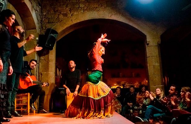 Barcelona old town tour with flamenco show and tapas