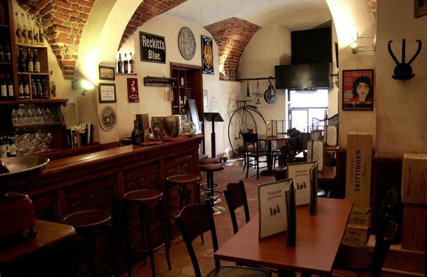 Wine tasting experience in Milan city centre