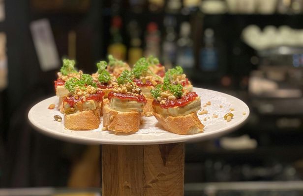 Barcelona guided walking tour and food experience