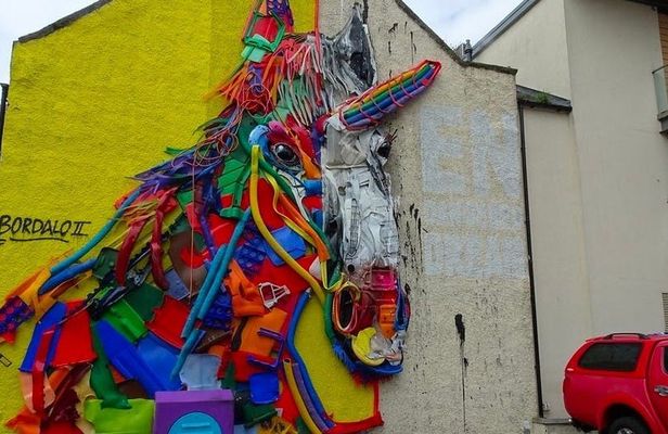 Private street art guided walking tour in Aberdeen