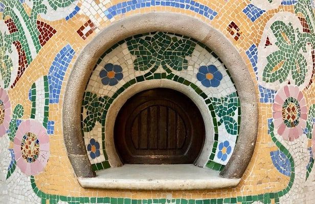 Guided walking tour on Barcelona's legends and Gaudì