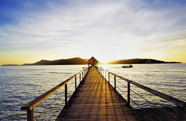 Bora Bora 4x4 sunset guided tour with sparkling wine
