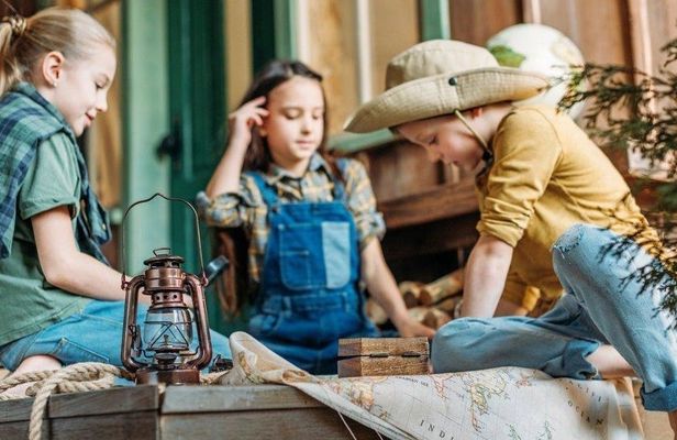 Family treasure hunt adventure in Athens