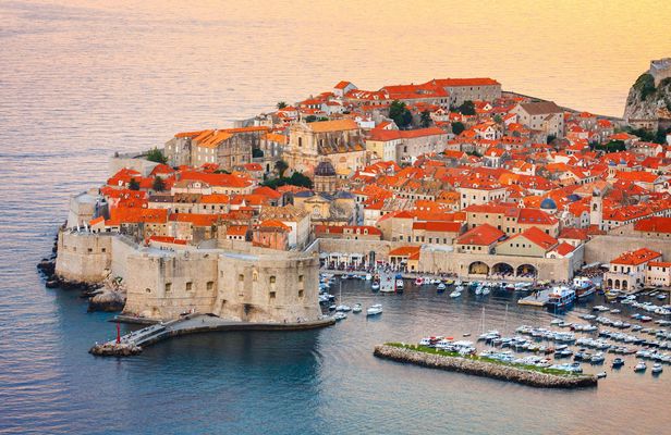 Walking tour of Dubrovnik with transport from Budva
