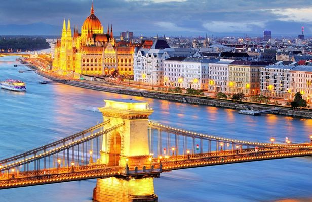 Panoramic cruise with dinner in Budapest
