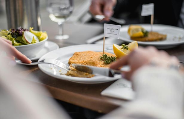 Vienna sightseeing tour in an electric vintage car with vegan meal