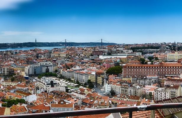 Lisbon tuk-tuk tour with Fado and food tasting