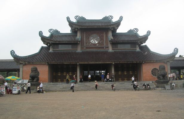 Tam Coc, Bich Dong pagoda and Bird Valley full-day tour from Hanoi