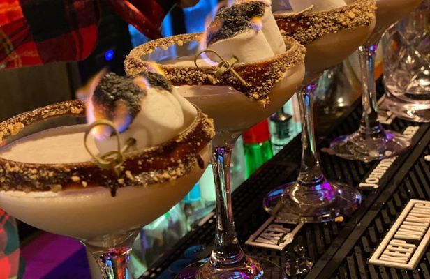 Cocktails, mocktails, and bites guided walking tour with tasting in Sacramento
