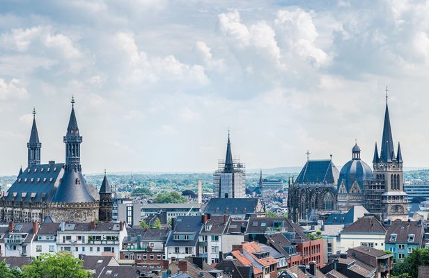 Self guided tour with interactive city game of Aachen