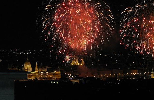 St. Stephen's Day Fireworks with 4-Course Dinner Cruise and Piano Show