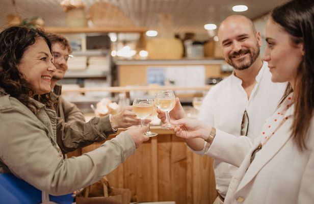 3-hour food and wine tasting tour in Bordeaux