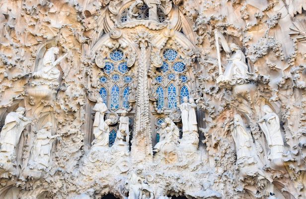 Fast Track Sagrada Familia and Park Güell Guided Tour with Transfer