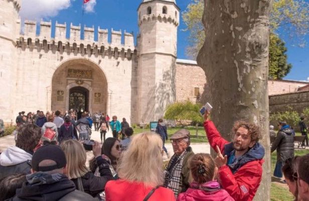 Topkapi Palace and Harem with a tour guided by a historian