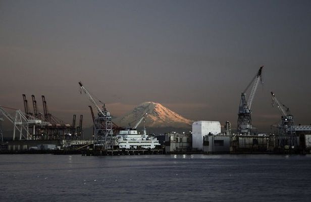 Sailing harbor tour in Seattle