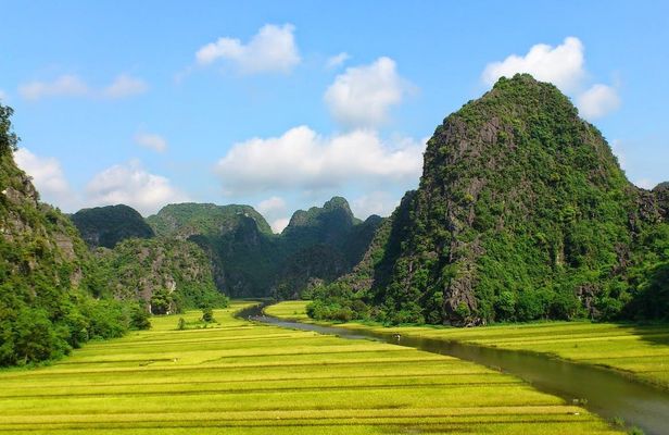 Full-day guided tour from Hoa Lu to Tam Coc with lunch