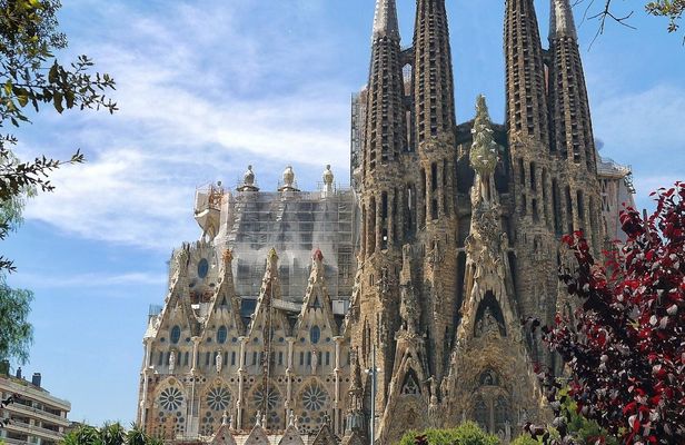 Sagrada Familia fast track ticket guided tour with tower access