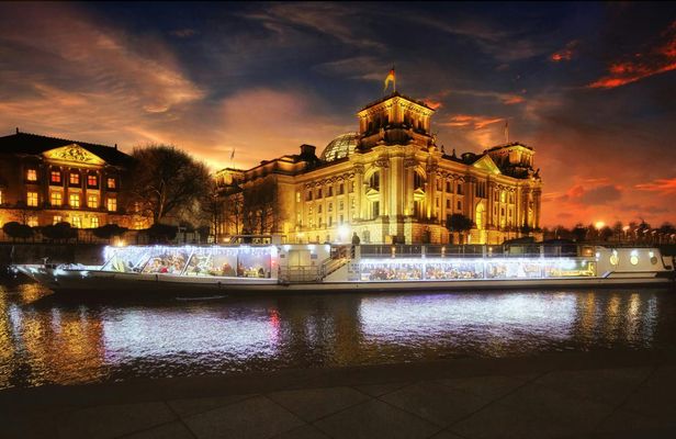 Wintery cruise aboard the atmospheric Glitterboat in Berlin