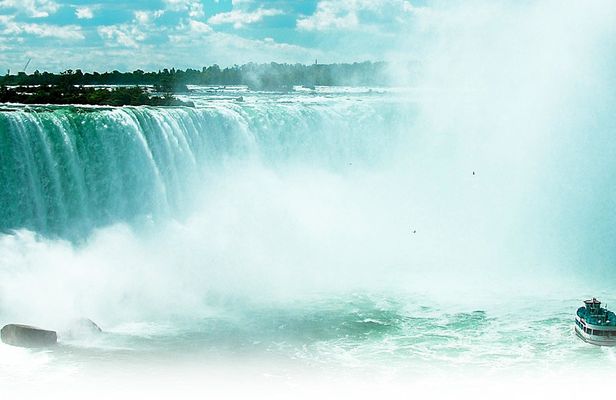 Niagara Falls tour with boat ride and lunch from Toronto