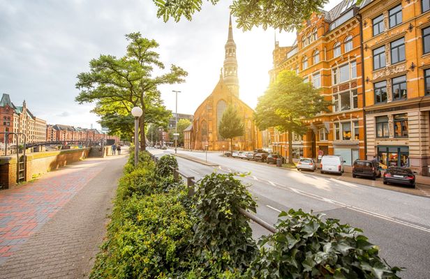 WWII & shelter private walking tour in Hamburg