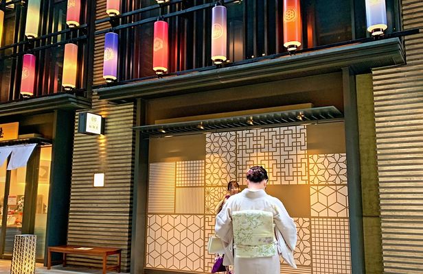 3-hour guided food tour to discover the best flavours of Japan