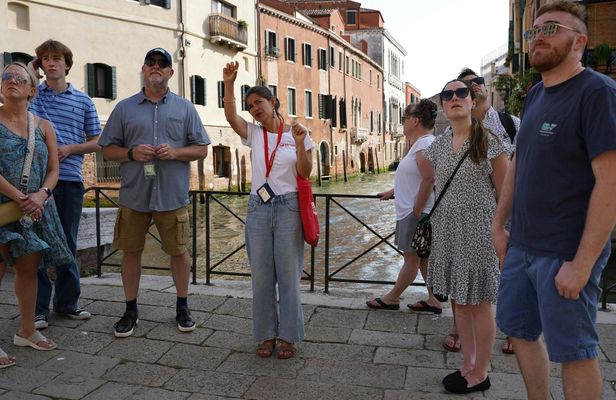Cicchetti and wine guided tour in Venice