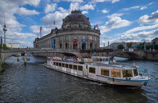1-hour historical sightseeing cruise in Berlin