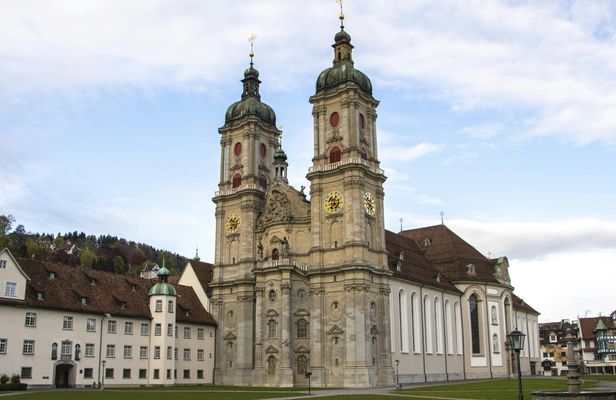 Exclusive historical walking tour of St.Gallen with a local
