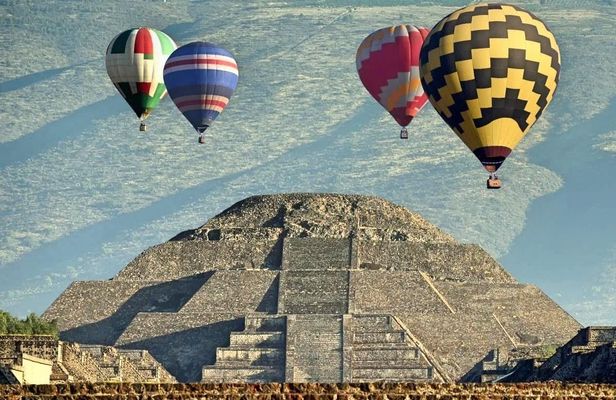 Teotihuacan pyramids private tour and hot-air balloon ride