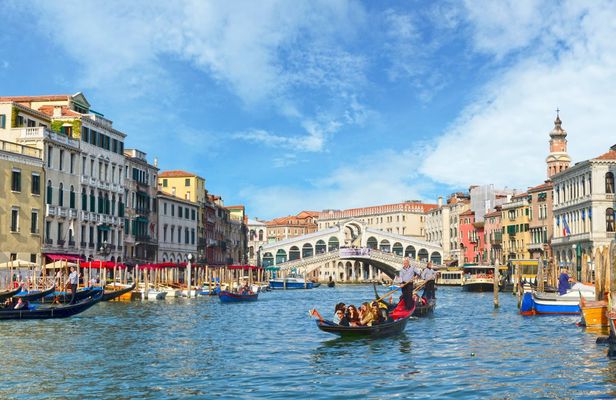 Venice walking tour with optional aperitivo and cruise