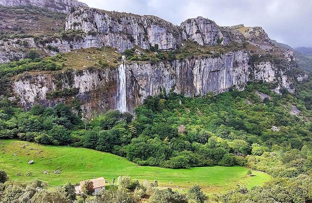 Canoening excursion and visit to the Collados del Asón region