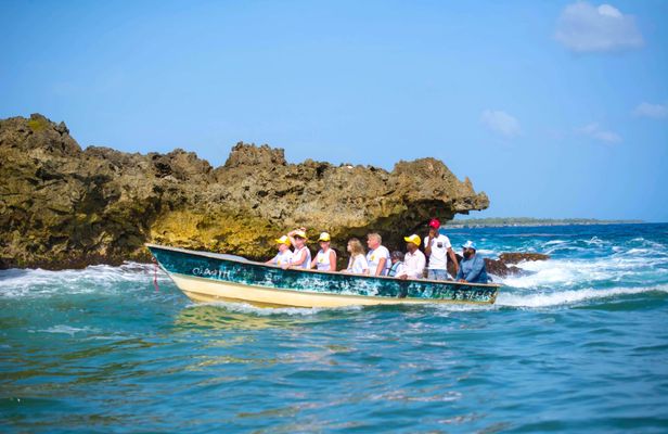 Tour of Boca de Yuma cliffs and beach with pick-up and boat ride