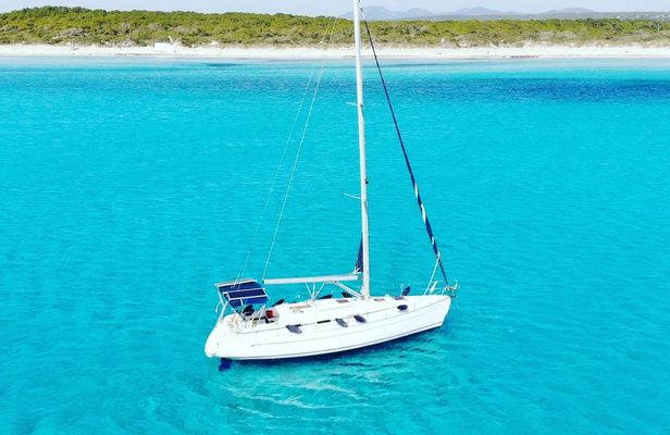 Private boat tour around Palma with soft drinks and snacks
