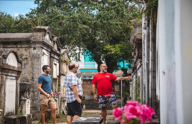 New Orleans Garden District small group guided walking tour