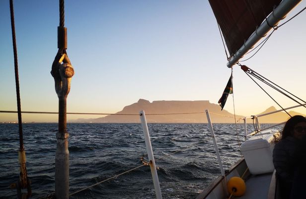 90-minute Sunset Sailing Tour in Cape Town