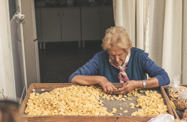 Bari walking tour with pasta experience