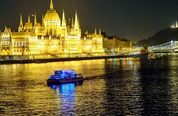 Evening river cruise in Budapest with piano concert and cocktail