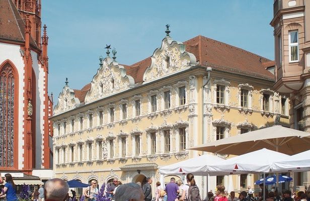 Würzburg guided city tour with local wine present