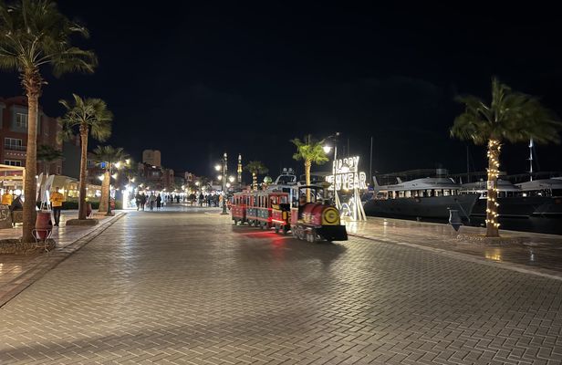Sand City and Hurghada fruit market full-day guided tour with dinner