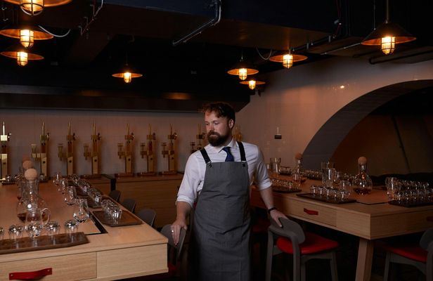 Johnnie Walker whisky tour in Edinburgh with tasting and lunch