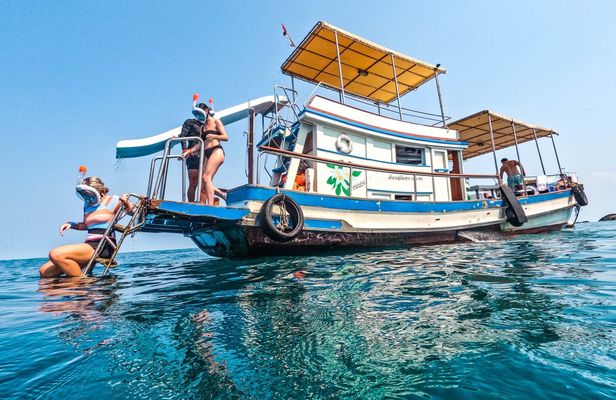 Boat tour to the bays of Koh Tao island with light meal