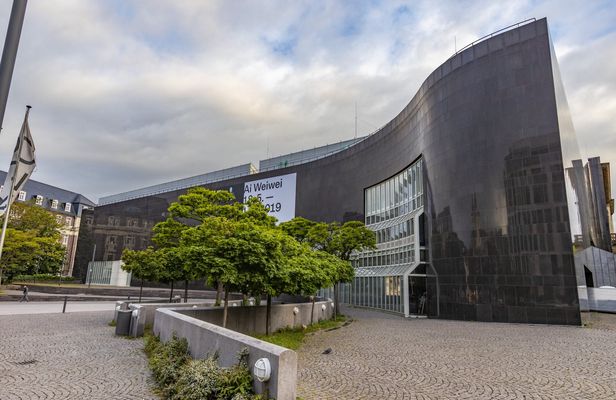 Discover Düsseldorf in a top intro tour with a local
