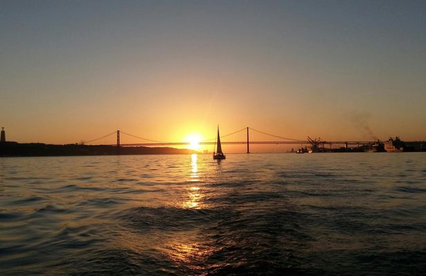 2-hour sunset sailing tour in Lisbon
