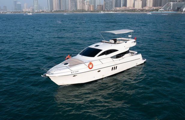 Perfect sightseeing yacht cruise in Dubai